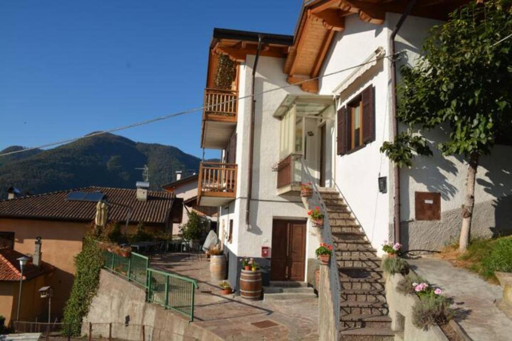 Apt. Bella Vista Nel Cuore Della Valle Di Cembra. 세곤차노 외부 사진